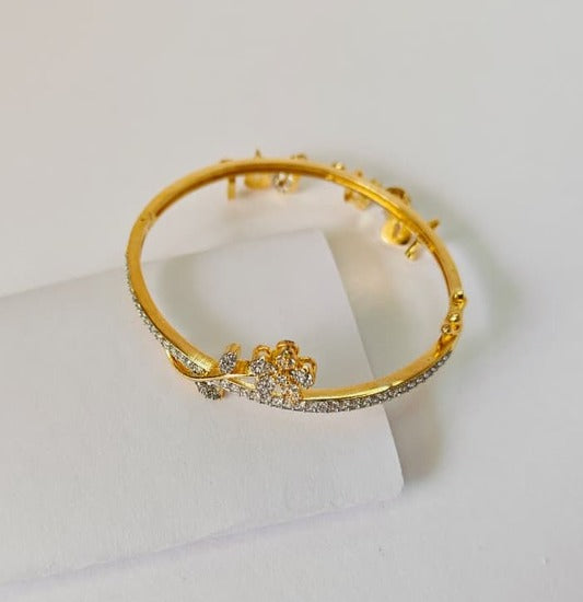 Elegant Gold Floral Bracelet with Diamond-Cut Stones